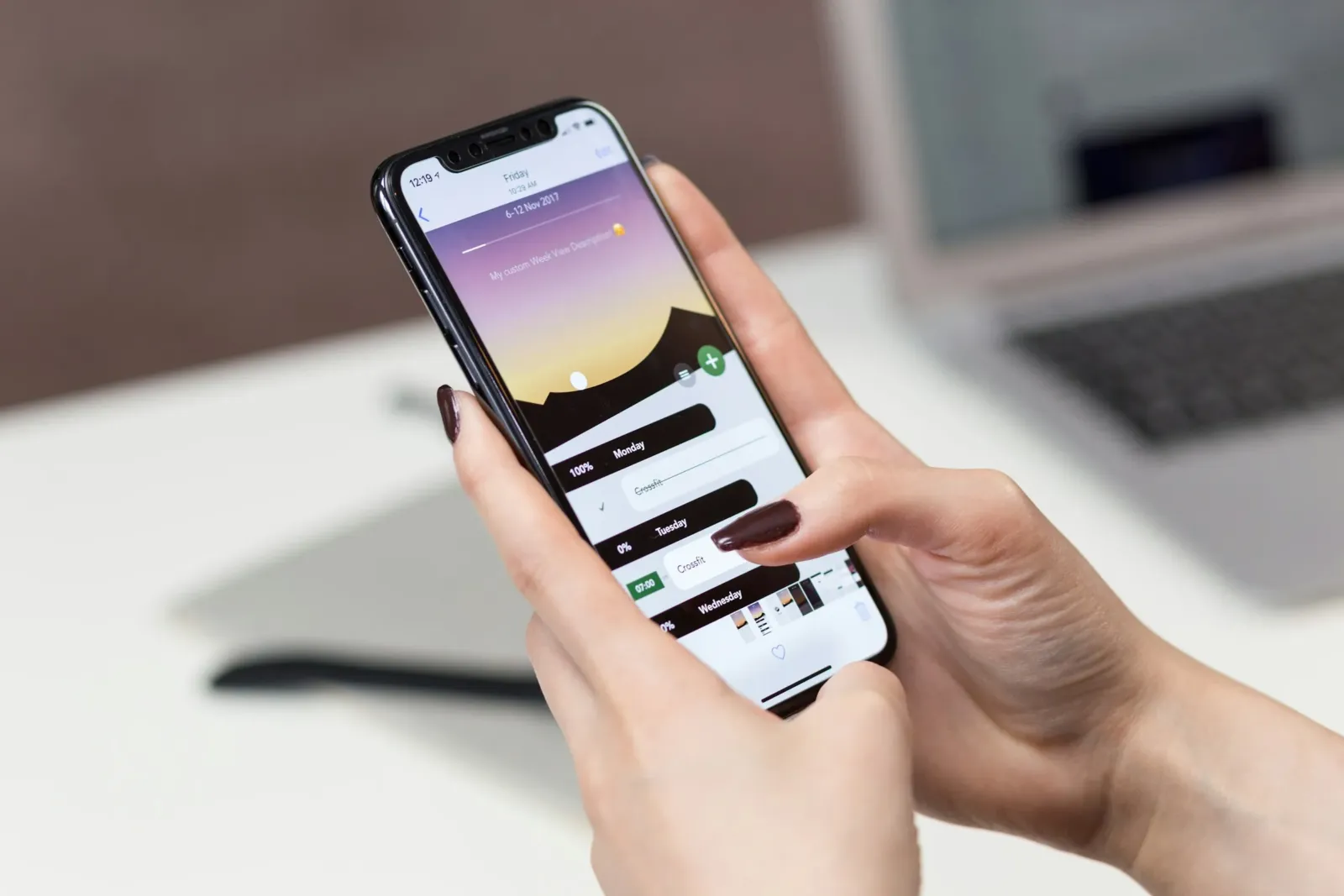 Mains tenant un smartphone affichant une application mobile