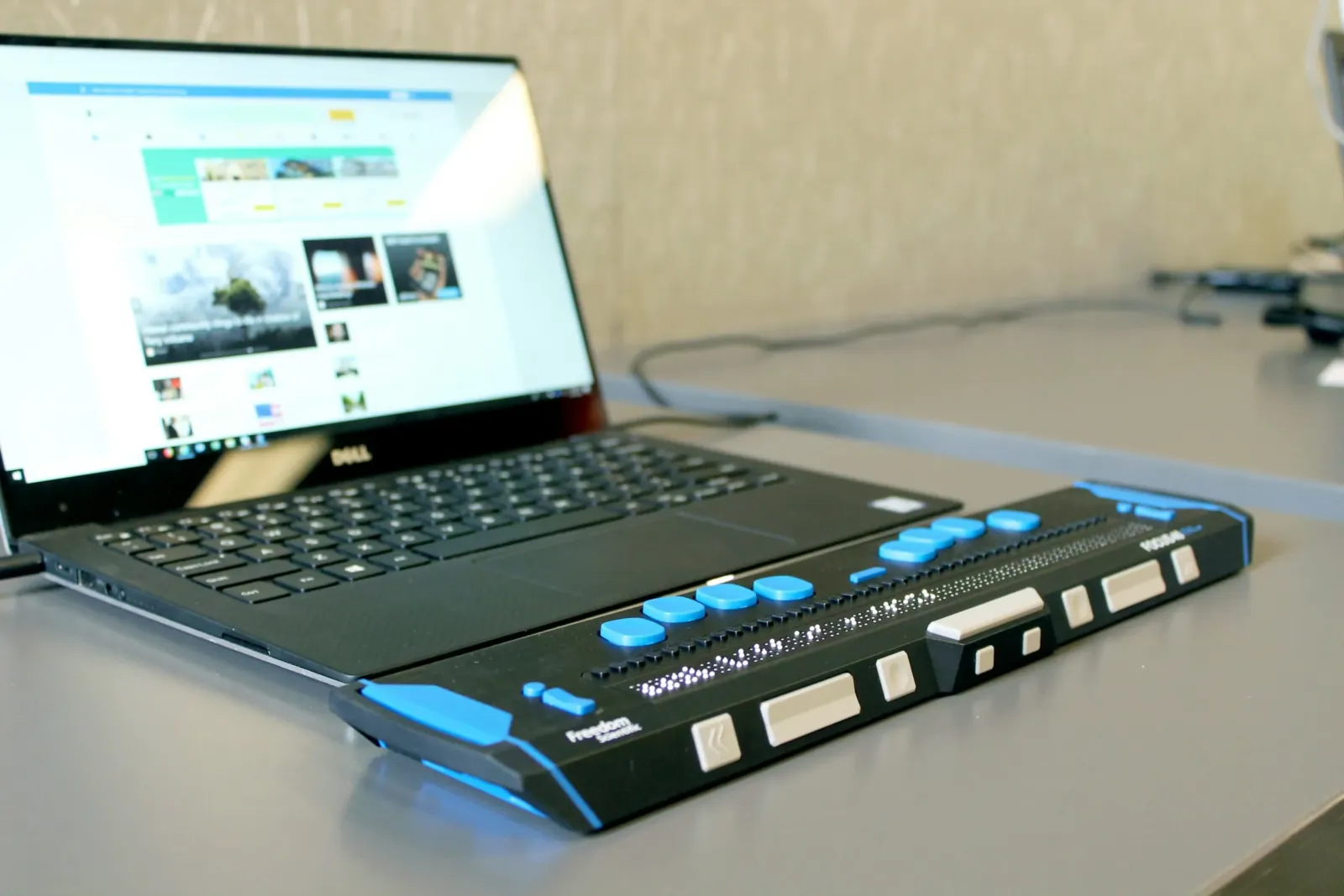 Plage braille connectée à un ordinateur portable, outil d'accès au web pour les personnes aveugles