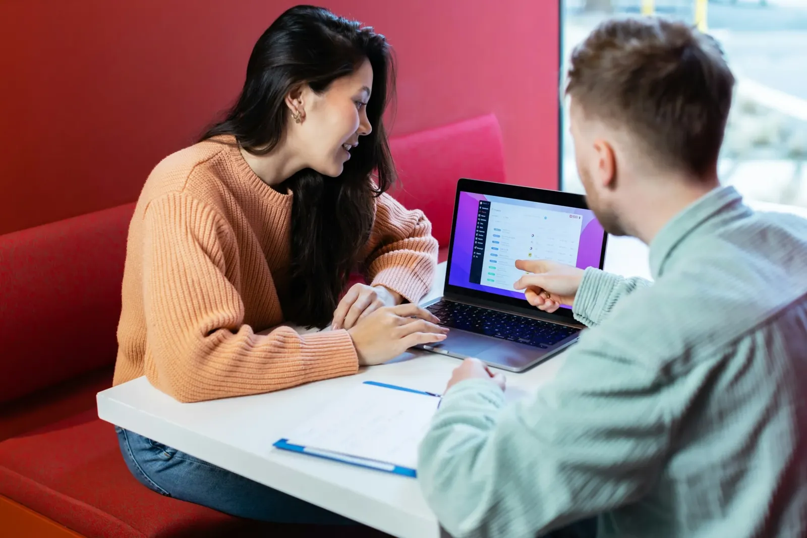 Rendez-vous de travail entre une cliente et un chef de projet web autour d'un ordinateur portable